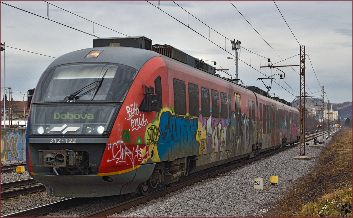 SŽ 312-122 fährt durch Maribor-Tabor Richtung Dobova. /2.2.2016