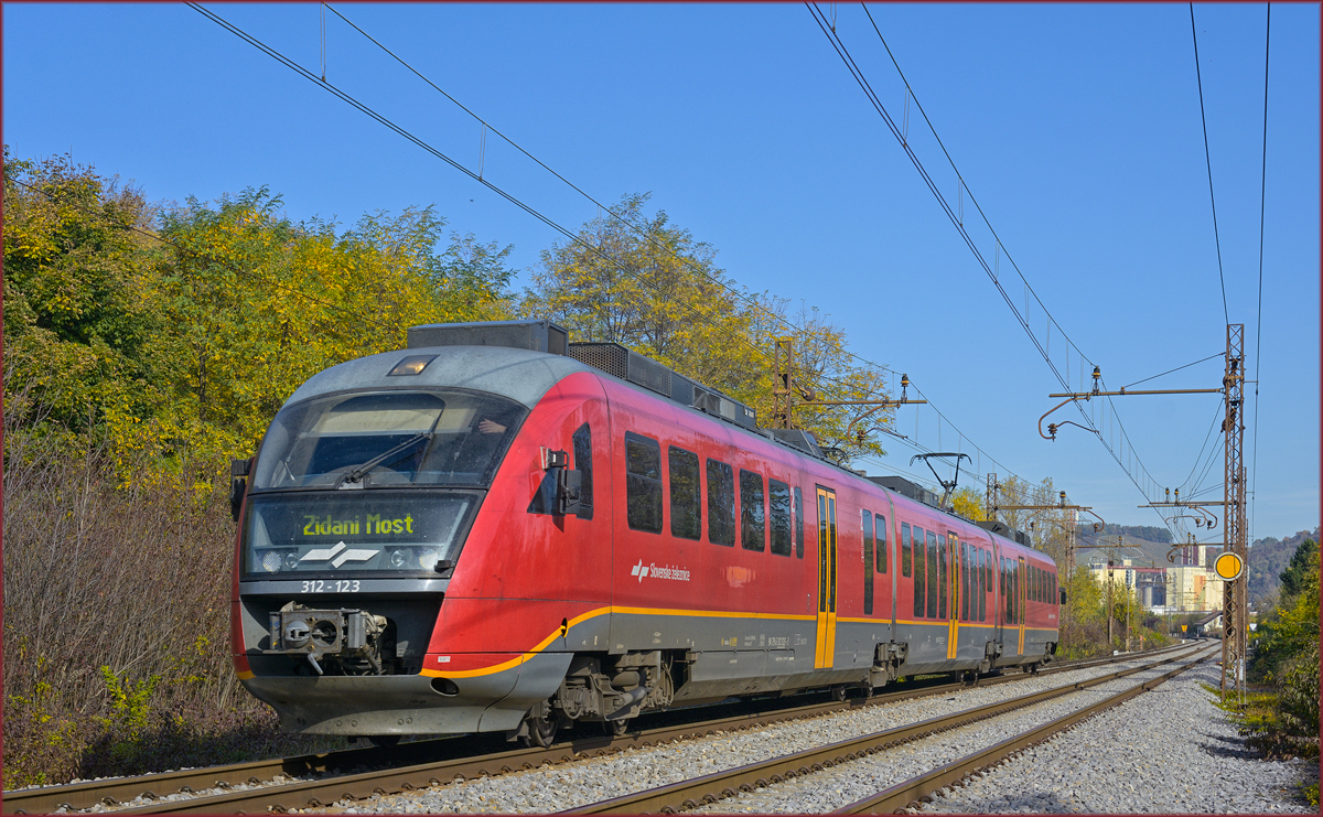 SŽ 312-123 fährt durch Maribor-Tabor Richtung Zidani Most. /23.10.2019