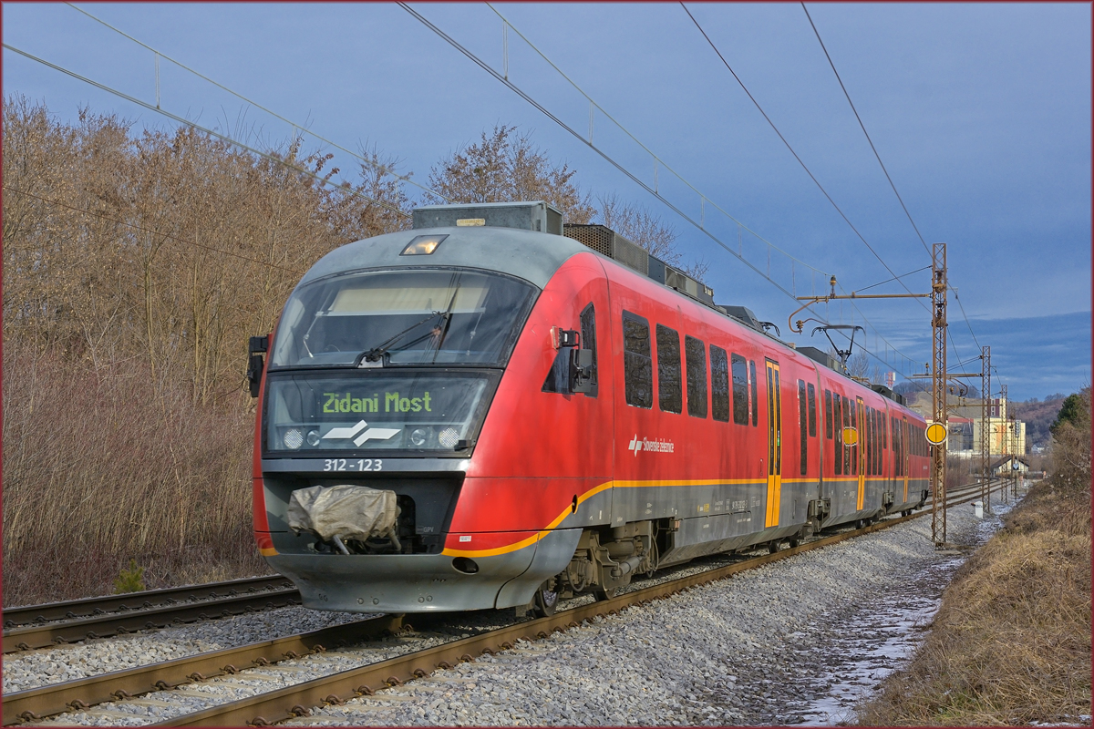 SŽ 312-123 fährt durch Maribor-Tabor Richtung Zidani Most. /3.2.2021
