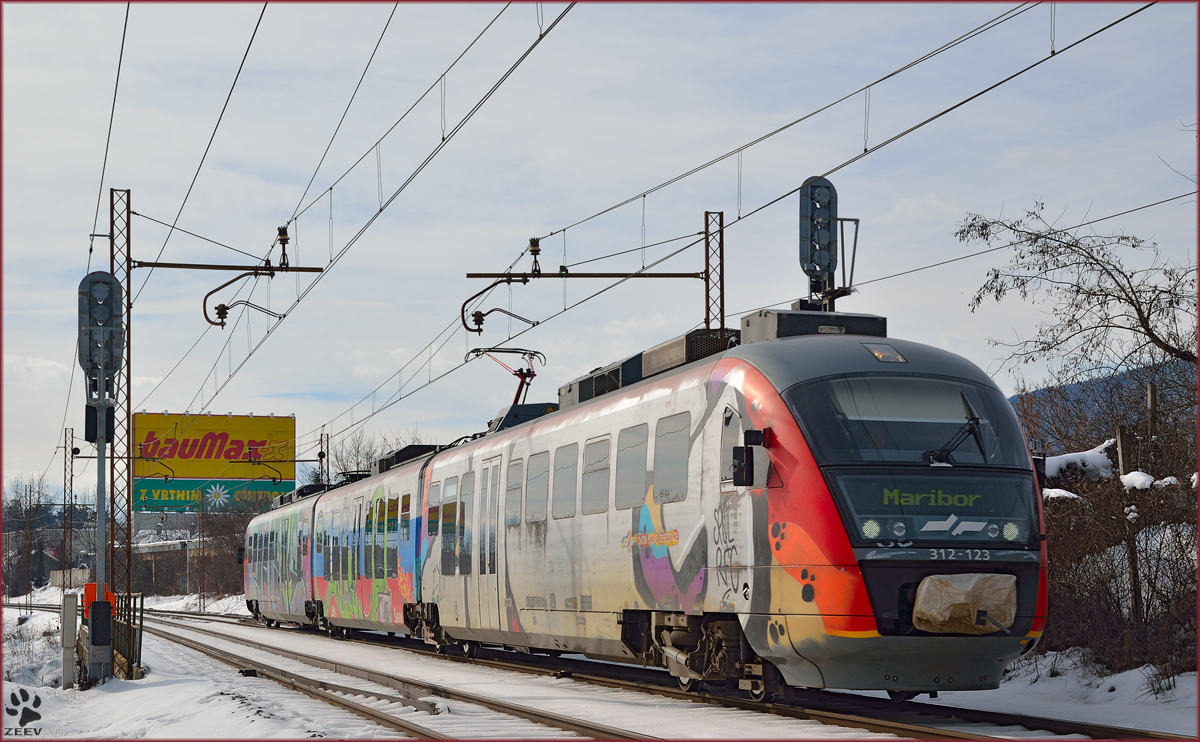 SŽ 312-123 fährt durch Maribor-Tabor Richtung Maribor Hauptbahnhof. /7.2.2014