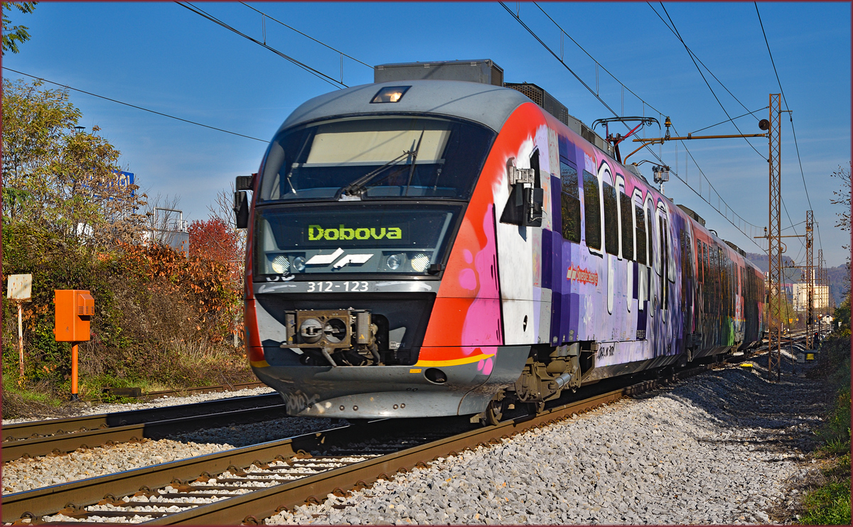 SŽ 312-123 fährt durch Maribor-Tabor Richtung Dobova. /6.11.2015
