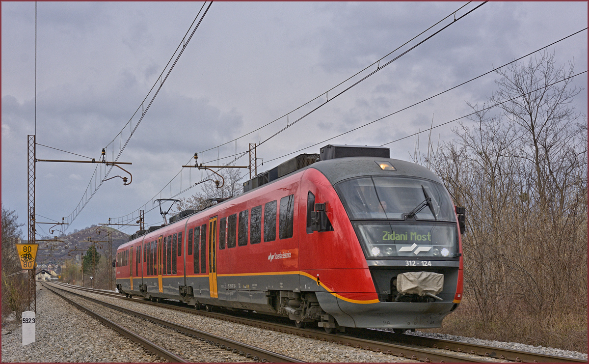 SŽ 312-124 fährt durch Maribor-Tabor Richtung Zidani Most. /19.3.2019