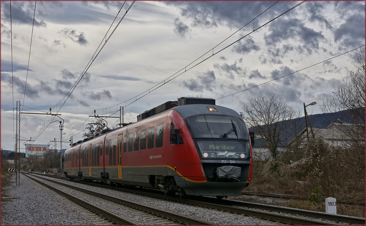 SŽ 312-124 fährt durch Maribor-Tabor Richtung Maribor HBF. /21.1.2021