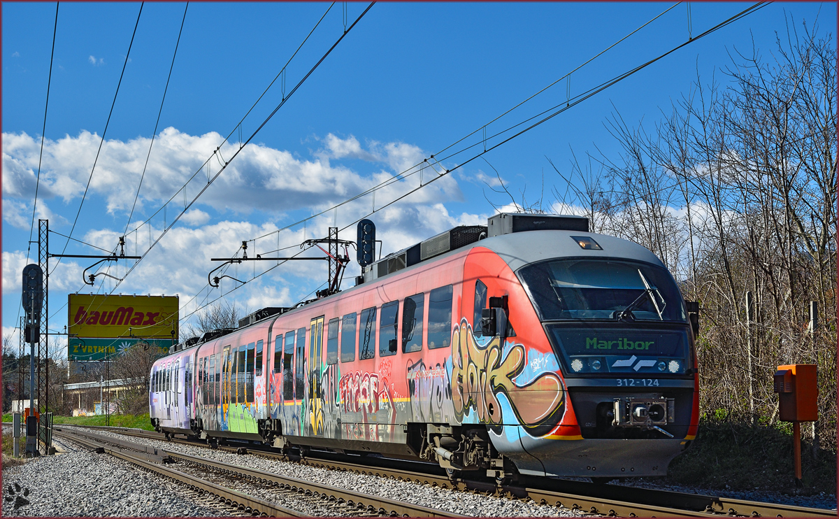 SŽ 312-124 fährt durch Maribor-Tabor Richtung Maribor HBF. /3.4.2015