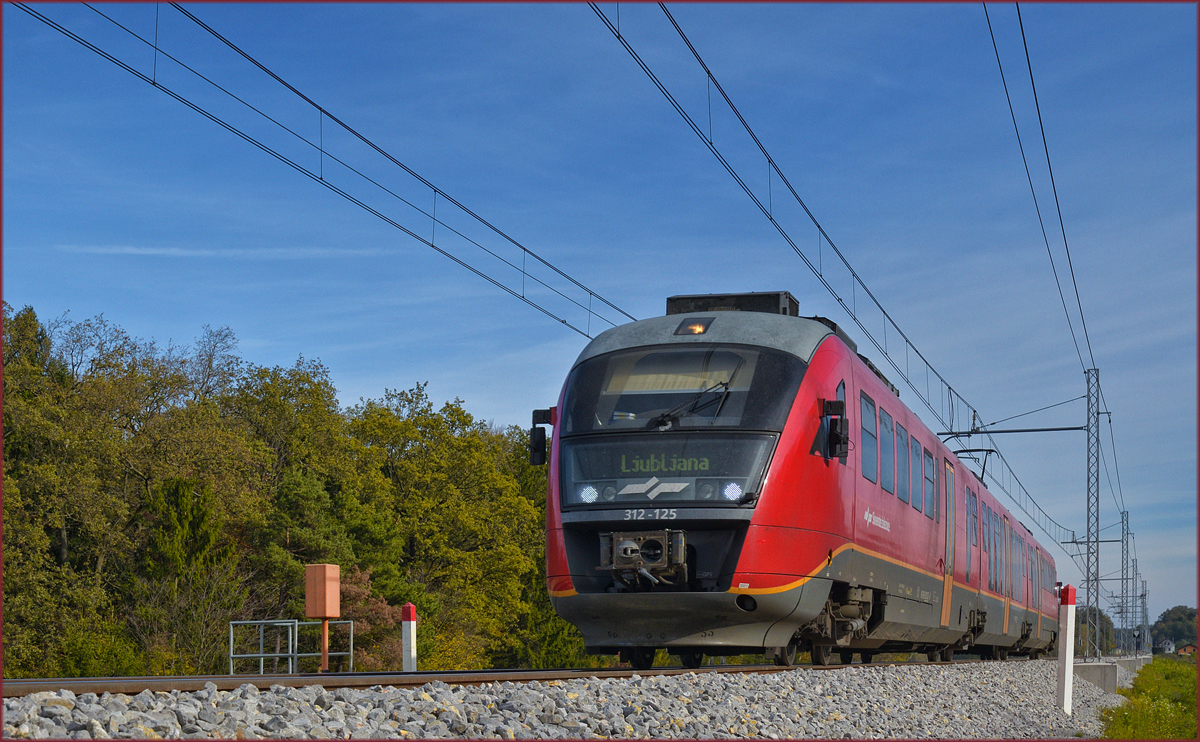 SŽ 312-125 fährt an Črešnjevec vorbei Richtung Ljubljana. /25.10.2017