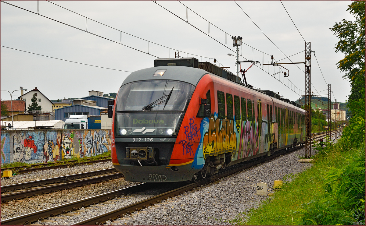 SŽ 312-126 fährt durch Maribor-Tabor Richtung Dobova. /3.9.2014
