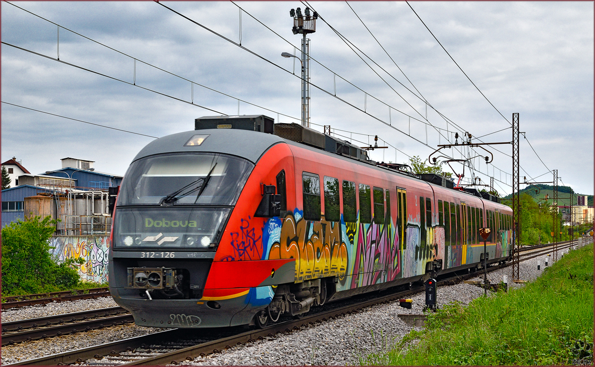 SŽ 312-126 fährt durch Maribor-Tabor Richtung Dobova. /5.5.2016
