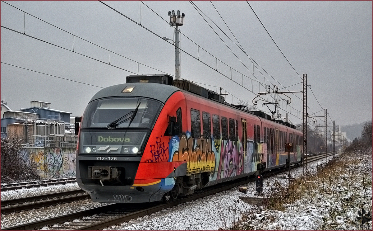 SŽ 312-126 fährt durch Maribor-Tabor Richtung Dobova. /23.12.2016