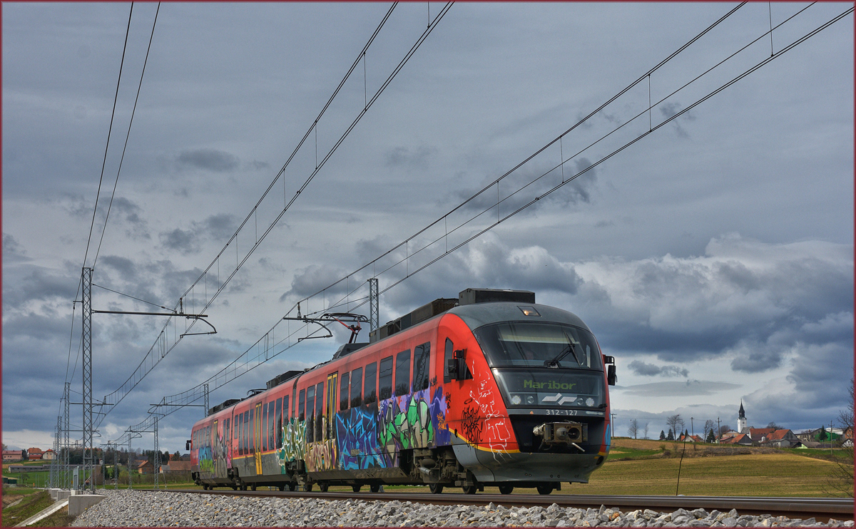 SŽ 312-127 fährt an Črešnjevec vorbei Richtung Maribor. /4.4.2018