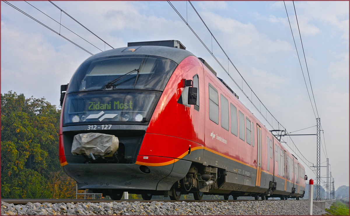 SŽ 312-127 fährt an Črešnjevec vorbei Richtung Zidani Most. /10.10.2018