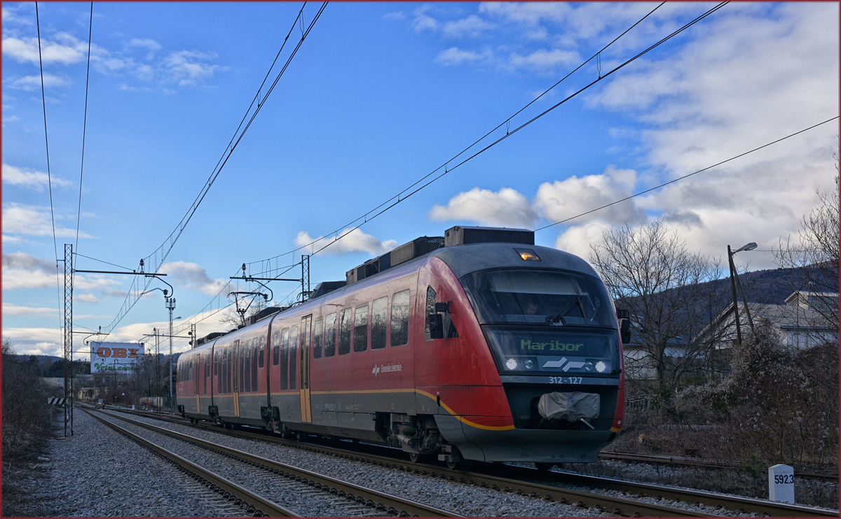 SŽ 312-127 fährt durch Maribor-Tabor Richtung Maribor HBF. /5.2.2020