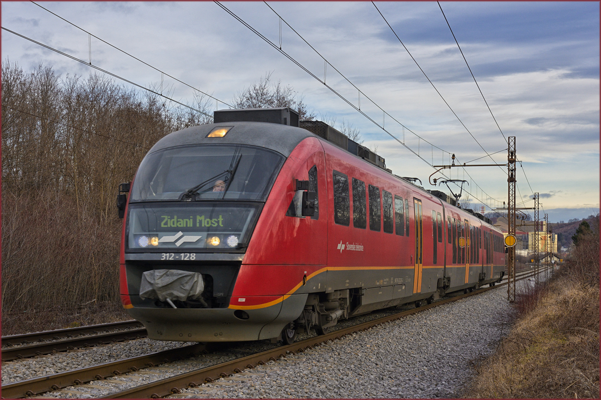 SŽ 312-128 fährt durch Maribor-Tabor Richtung Zidani Most. /31.1.2020