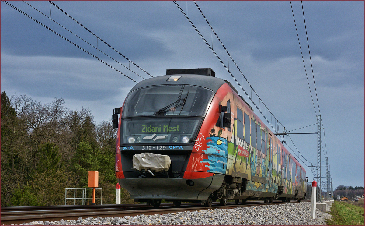 SŽ 312-129 fährt an Črešnjevec vorbei Richtung Zidani Most. /4.4.2018