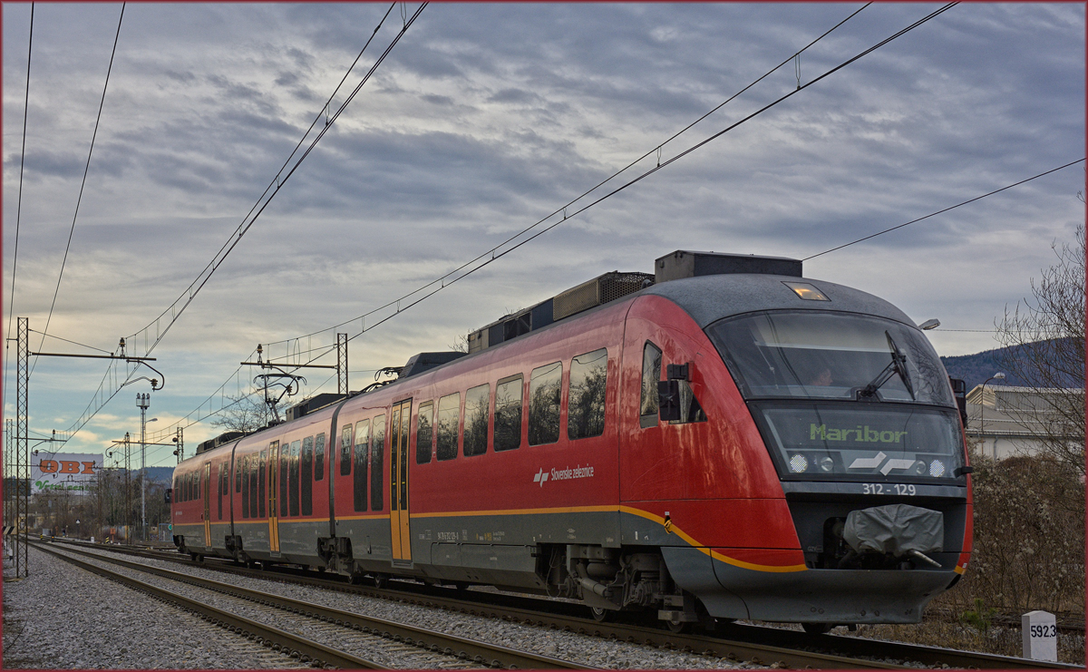 SŽ 312-129 fährt durch Maribor-Tabor Richtung Maribor HBF. /31.1.2020