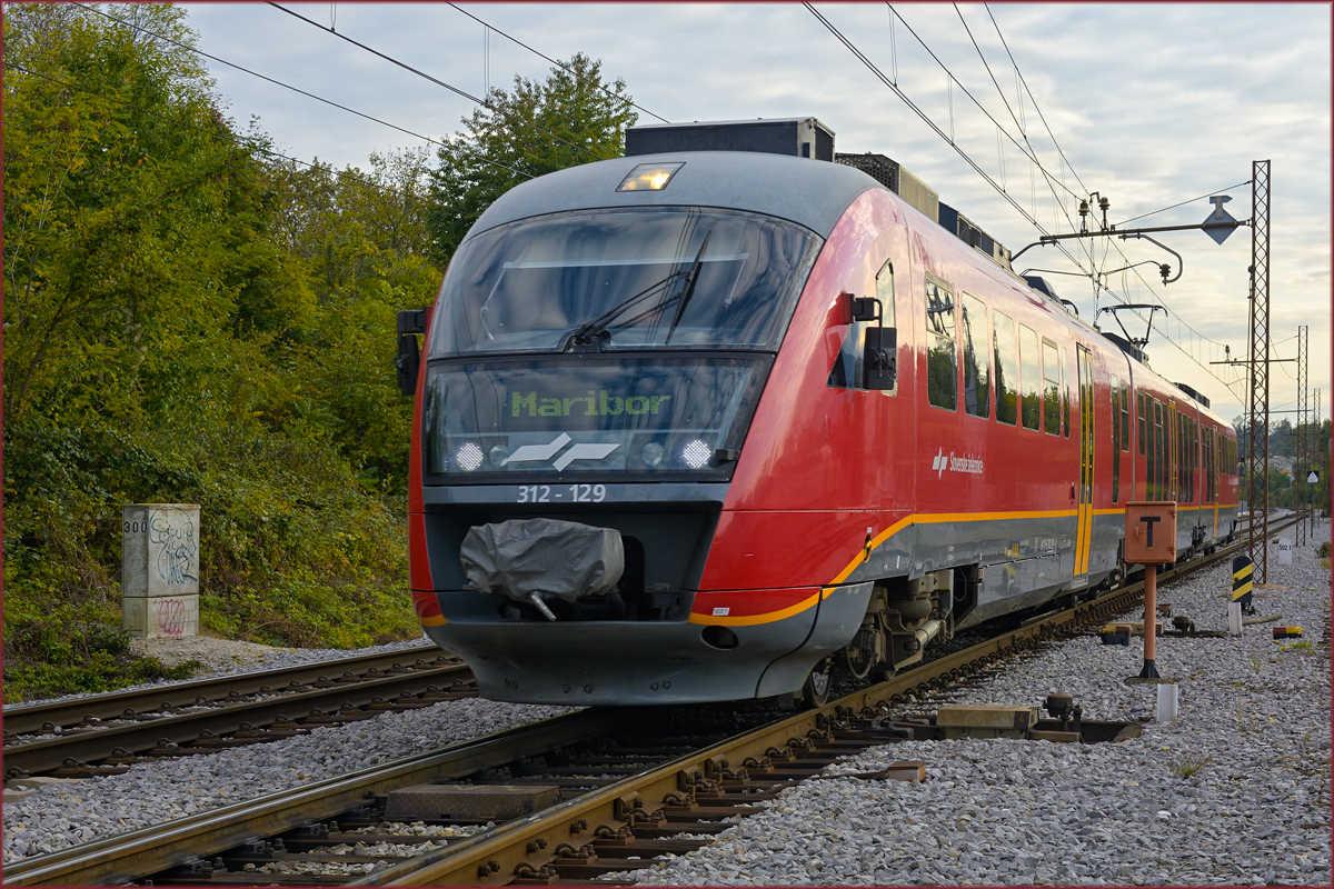 SŽ 312-129 fährt durch Maribor-Tabor Richtung Maribor HBF. /10.10.2020