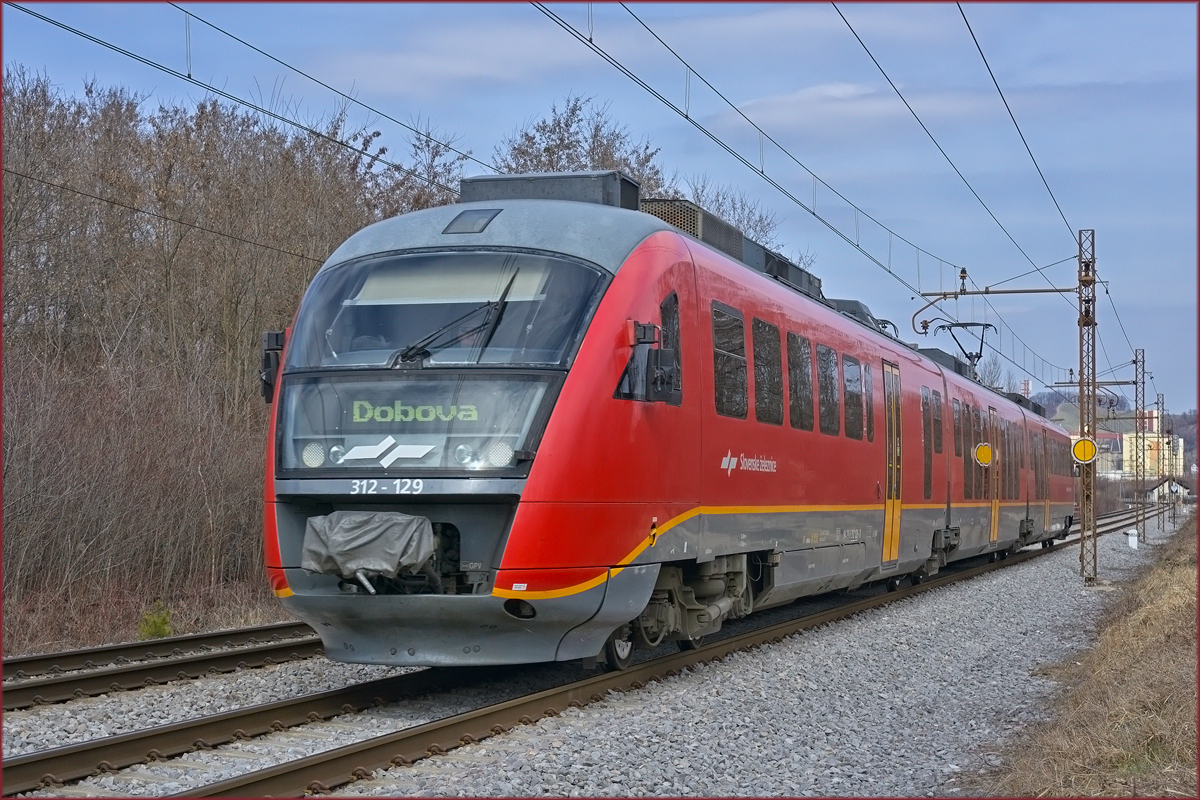 SŽ 312-129 fährt durch Maribor-Tabor Richtung Dobova. /9.3.2021