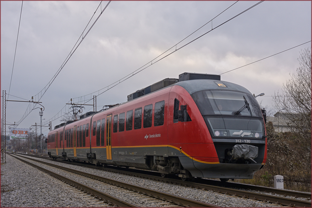 SŽ 312-130 fährt durch Maribor-Tabor Richtung Maribor HBF. /5.12.2019