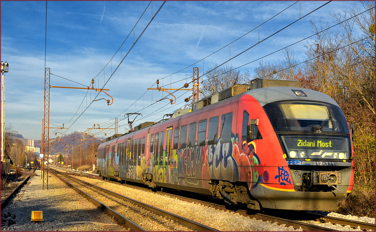 SŽ 312-131 fährt durch Maribor-Tabor Richtung Zidani Most. /10.12.2016