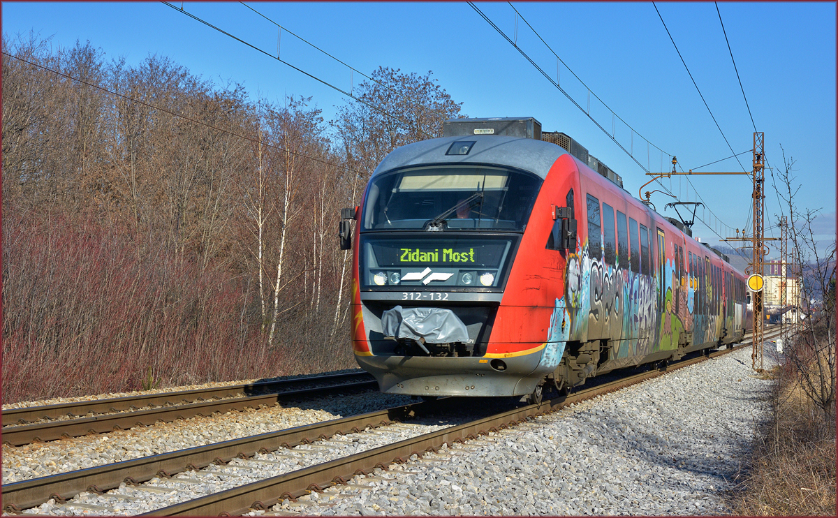 SŽ 312-132 fährt durch Maribor-Tabor Richtung Zidani Most. /23.1.2018
