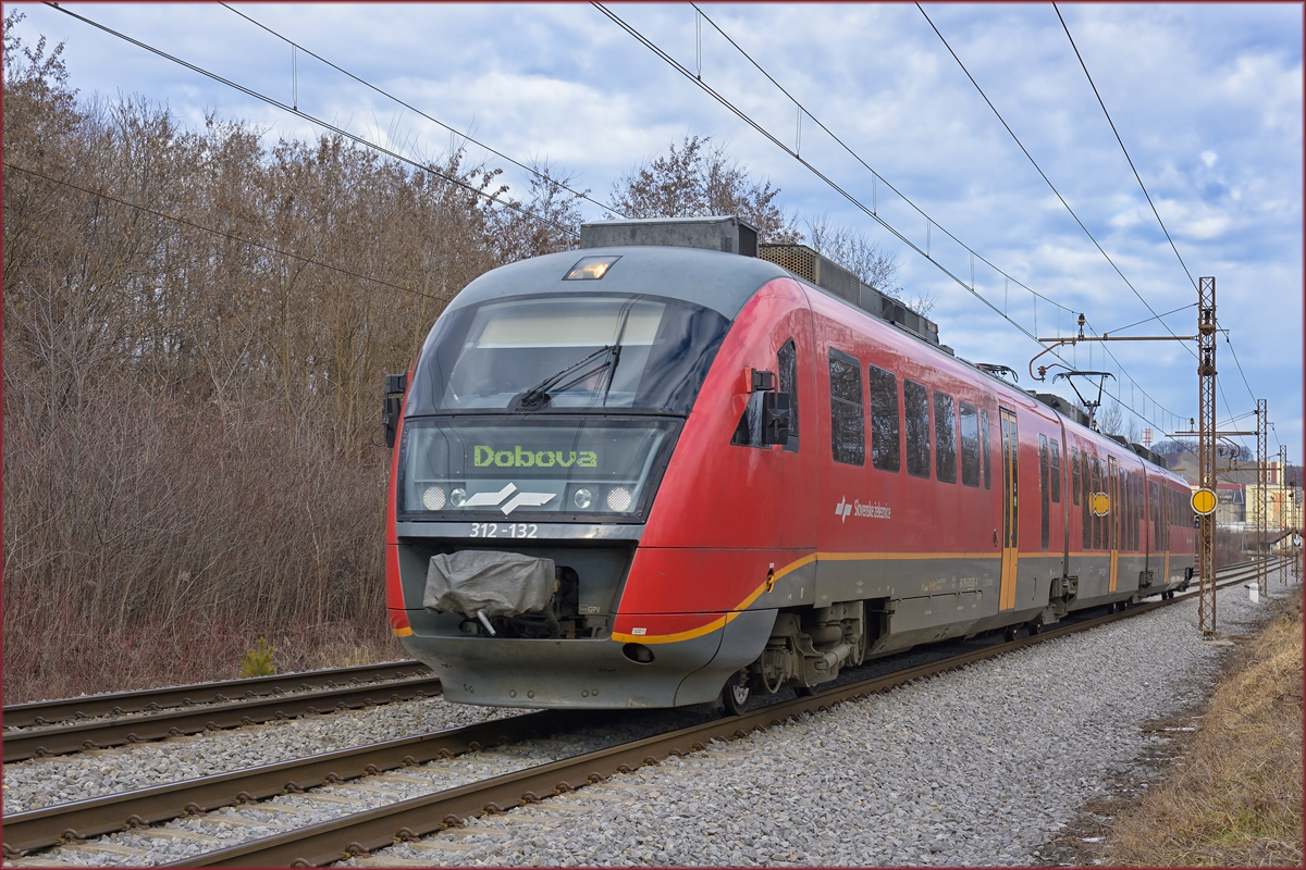 SŽ 312-132 fährt durch Maribor-Tabor Richtung Dobova. /3.2.2021