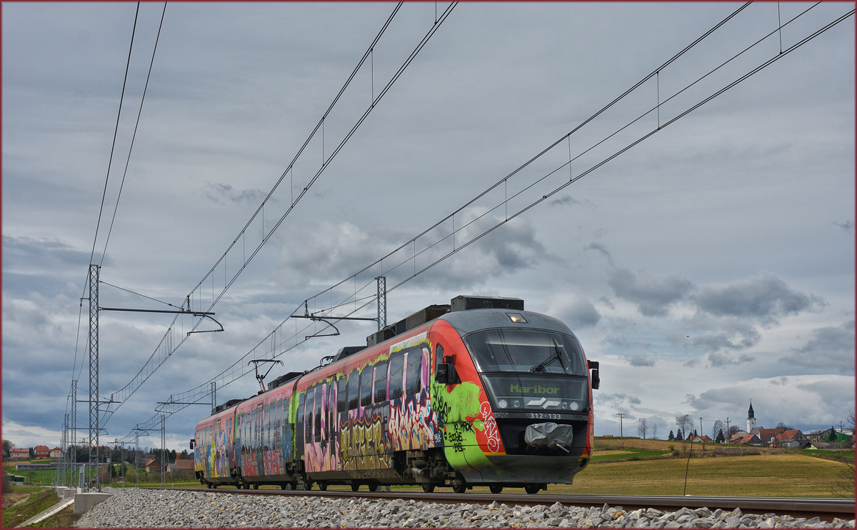 SŽ 312-133 fährt an Črešnjevec vorbei Richtung Maribor. /4.4.2018