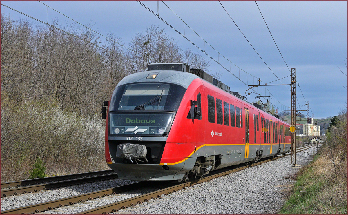SŽ 312-133 fährt durch Maribor-Tabor Richtung Dobova. /5.4.2022