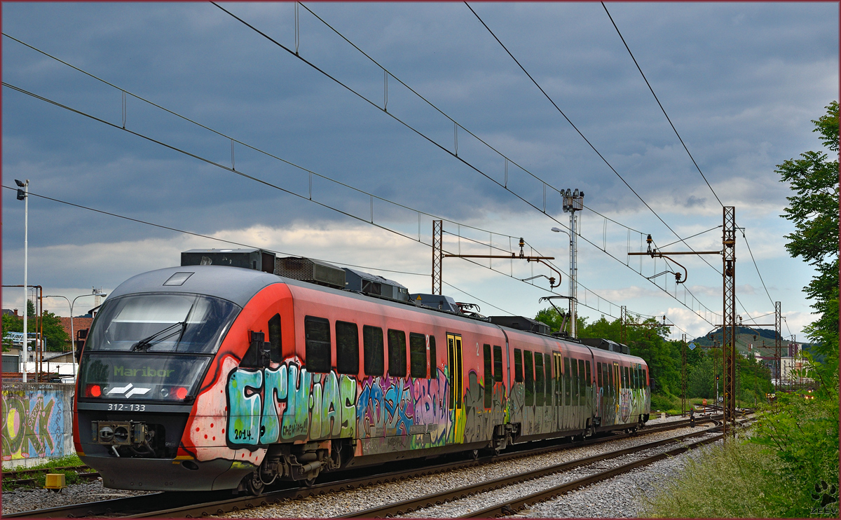 SŽ 312-133 fährt durch Maribor-Tabor Richtung Maribor HBF. /27.5.2015