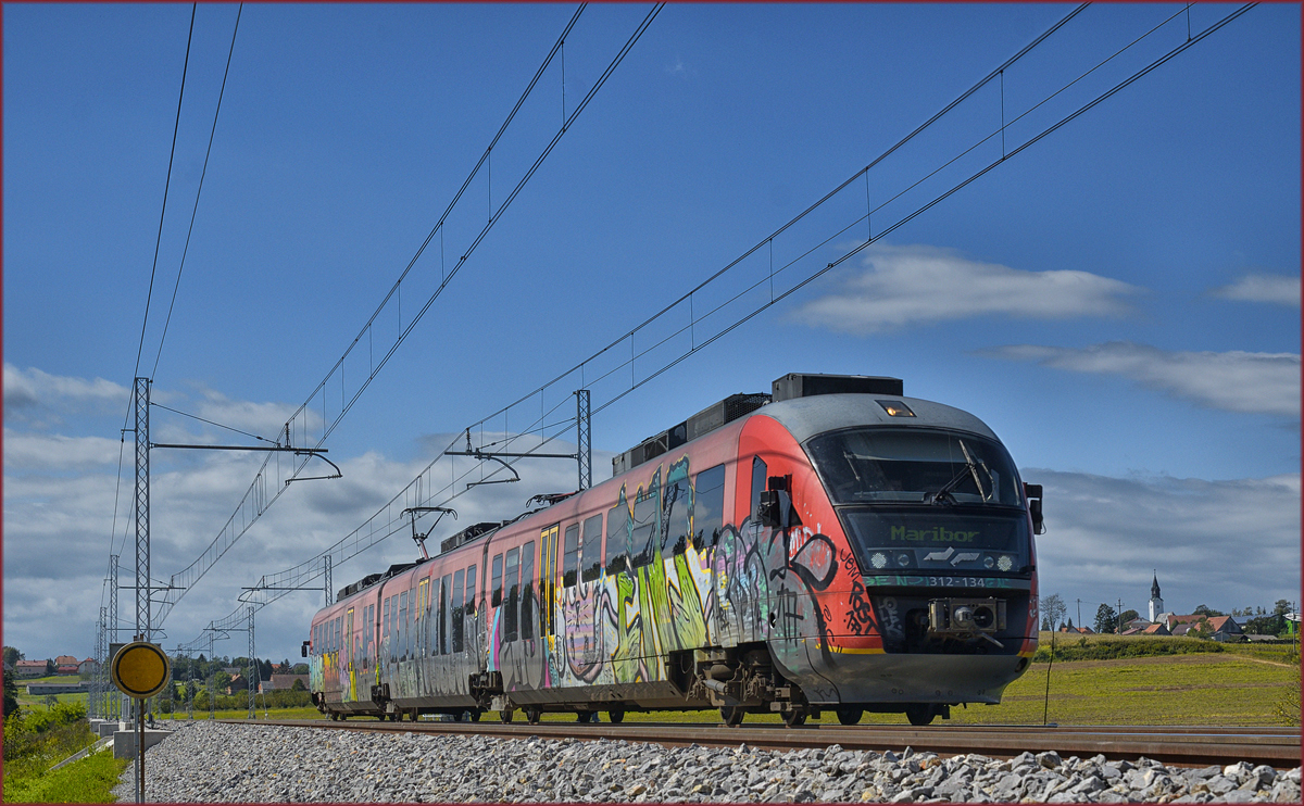 SŽ 312-134 fährt an Črešnjevec vorbei Richtung Maribor. /14.9.2017