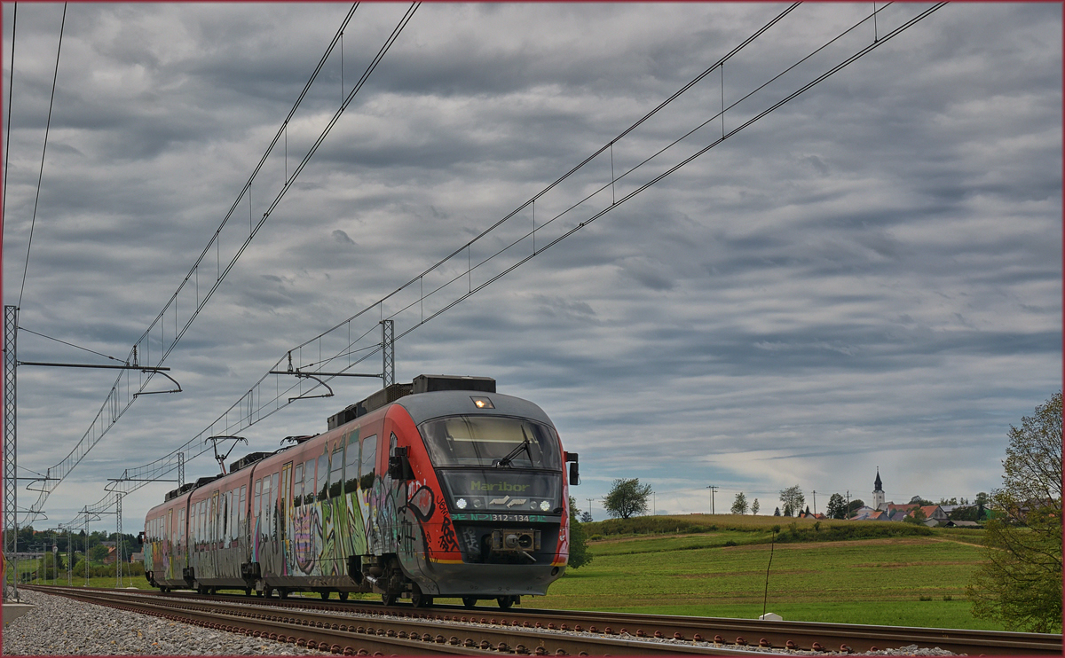 SŽ 312-134 fährt durch Črešnjevec Richtung Maribor. /6.9.2017