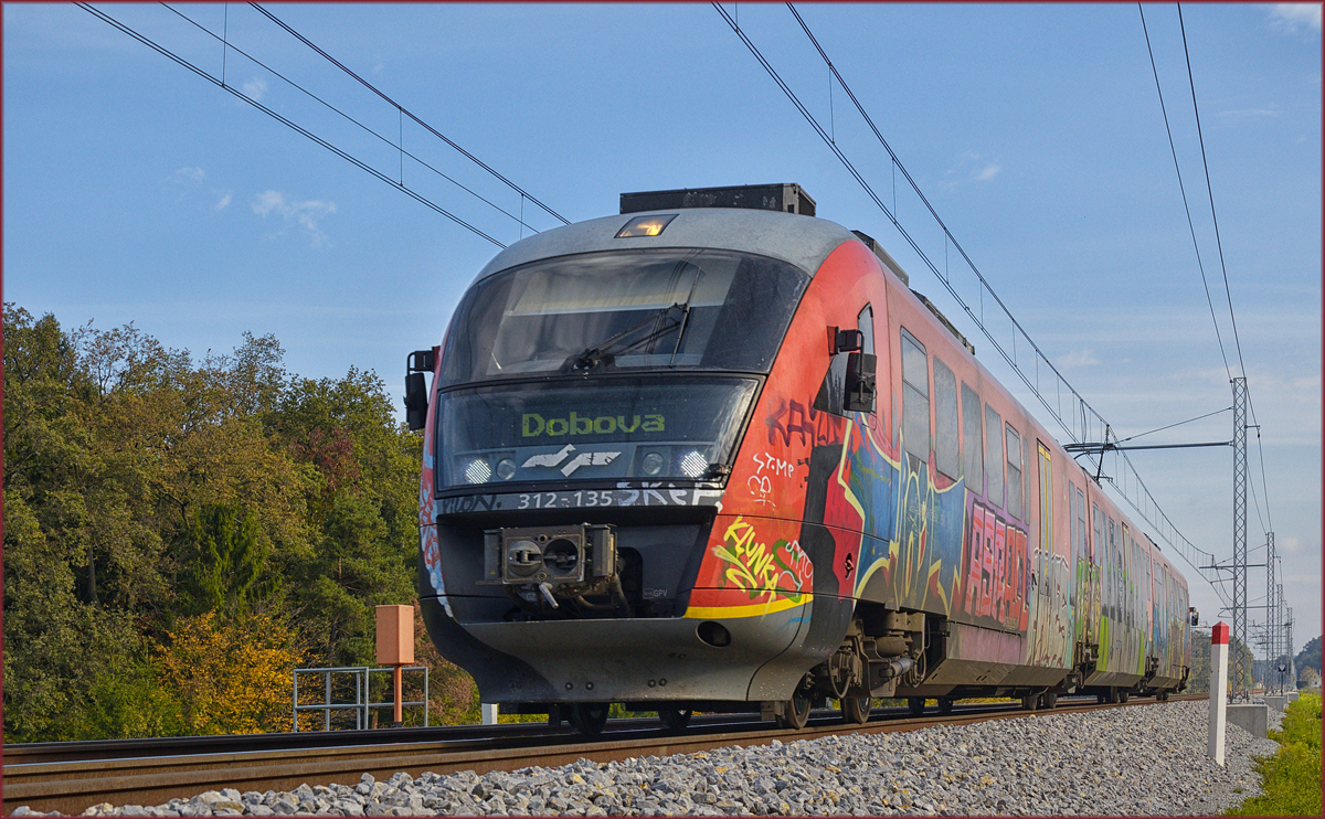 SŽ 312-135 fährt an Črešnjevec vorbei Richtung Dobova. 10.10.2017