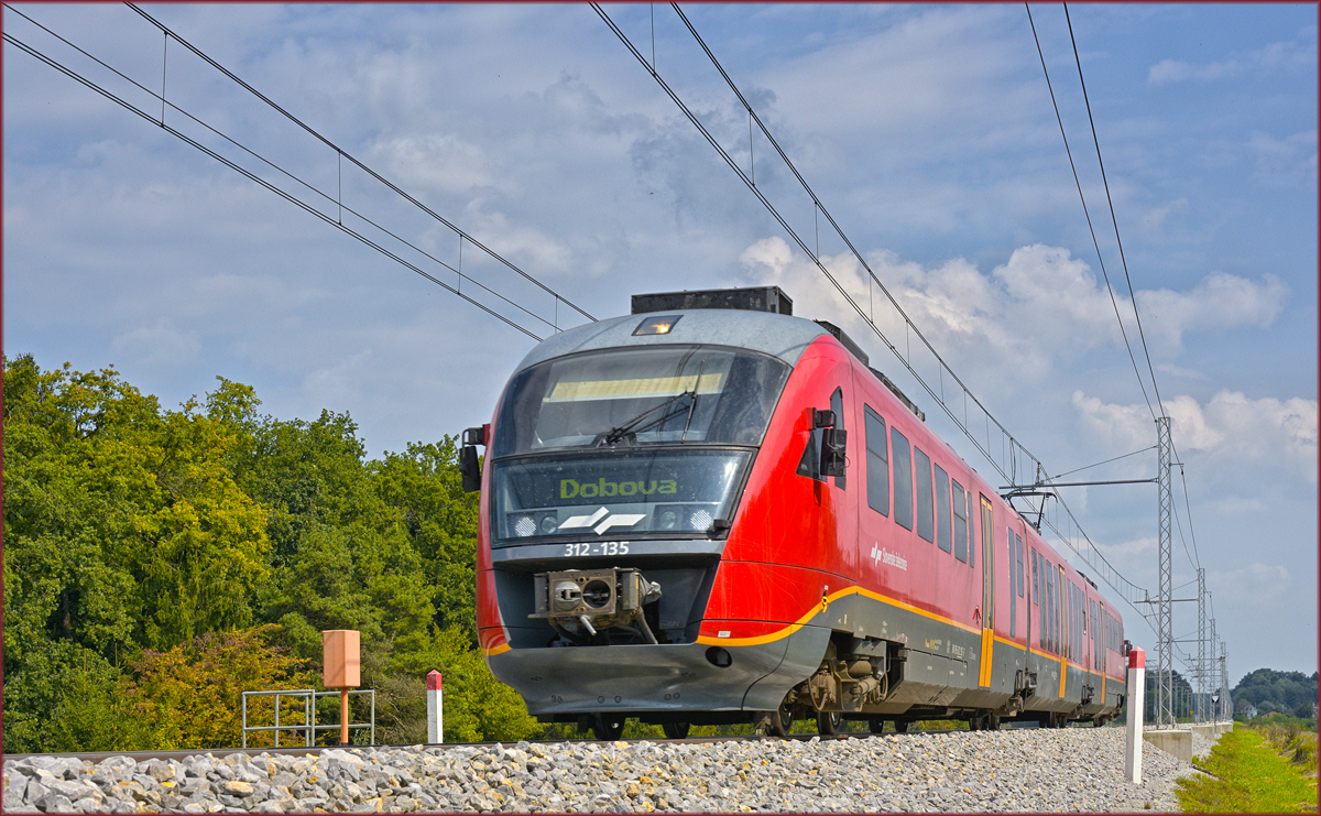 SŽ 312-135 fährt an Črešnjevec vorbei Richtung Dobova. /5.9.2018