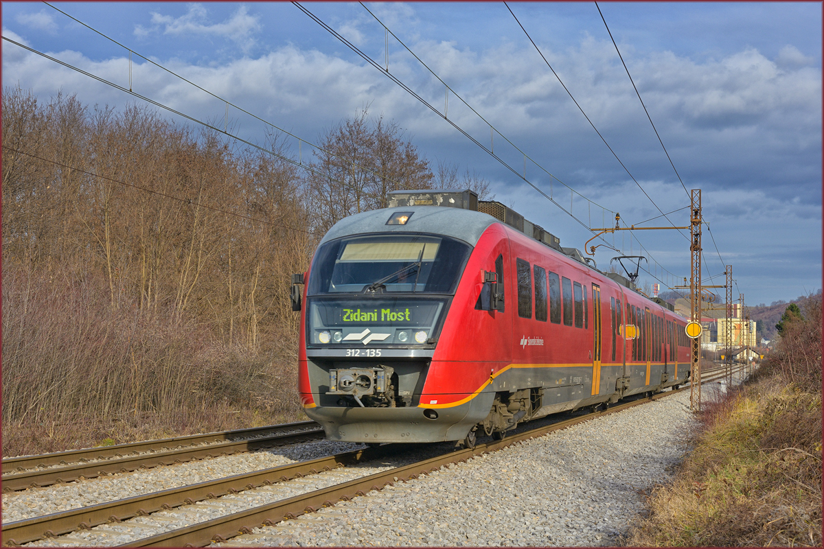 SŽ 312-135 fährt durch Maribor-Tabor Richtung Zidani Most. /19.12.2019