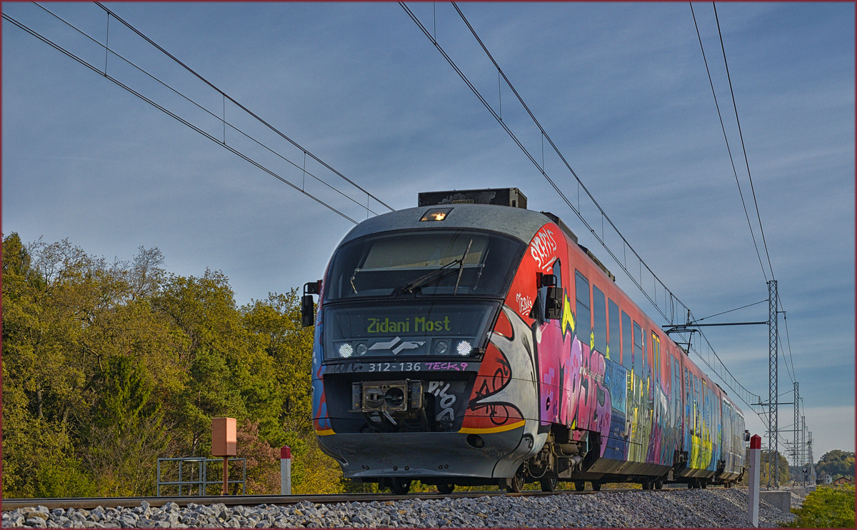 SŽ 312-136 fährt an Črešnjevec vorbei Richtung Zidani Most. /25.10.2017