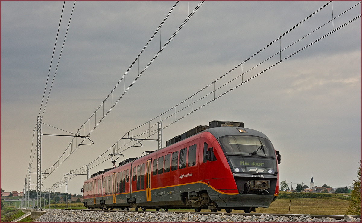 SŽ 312-136 fährt an Črešnjevec vorbei Richtung Maribor. /5.9.2018