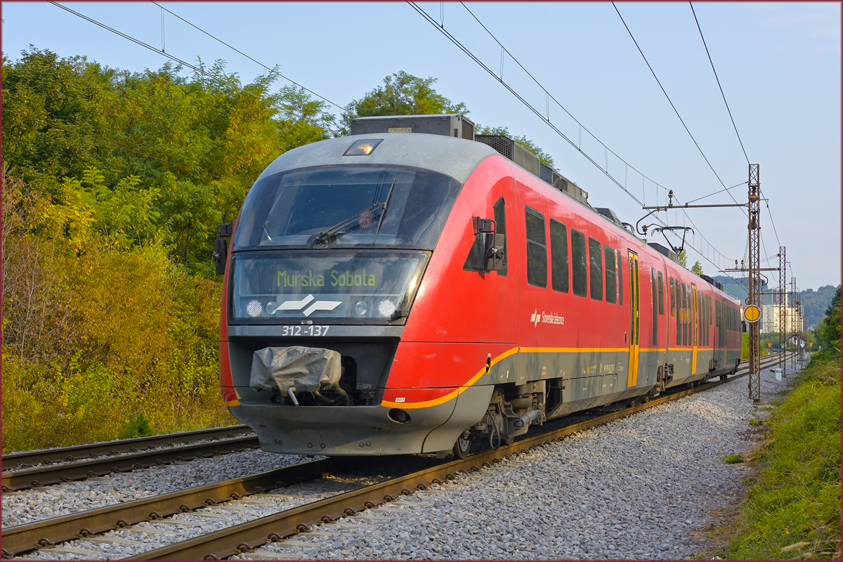 SŽ 312-137 fährt durch Maribor-Tabor Richtung Murska Sobota. /17.9.2020
