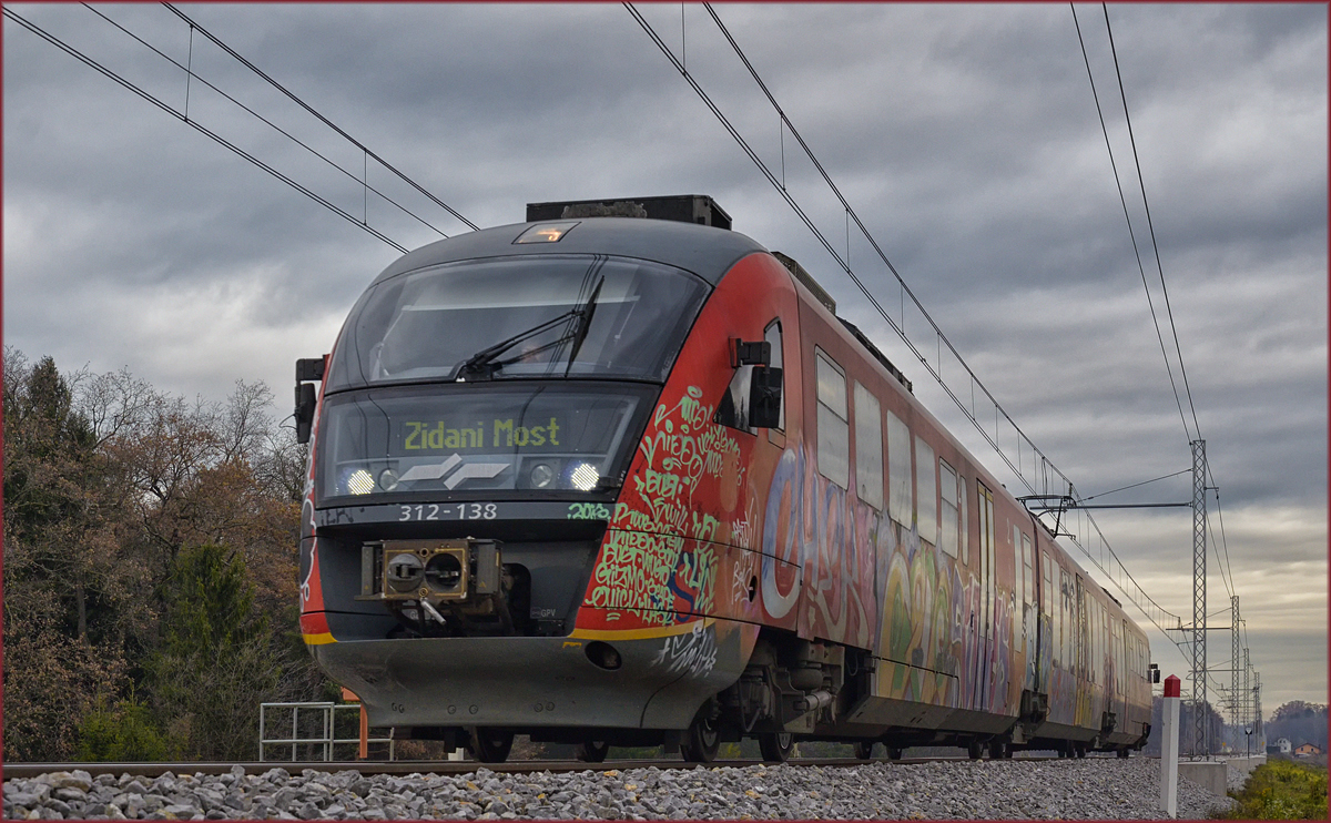 SŽ 312-138 fährt an Črešnjevec vorbei Richtung Zidani Most. /21.11.2017