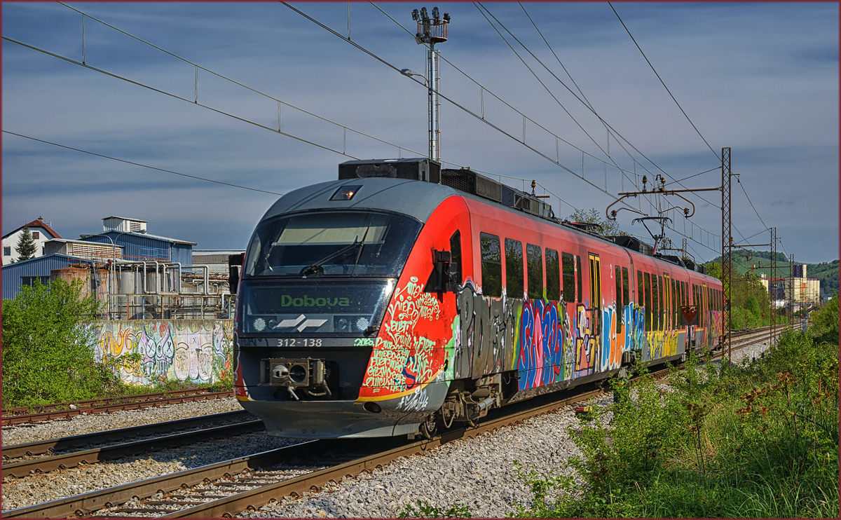 SŽ 312-138 fährt durch Maribor-Tabor Richtung Dobova. /14.4.2017