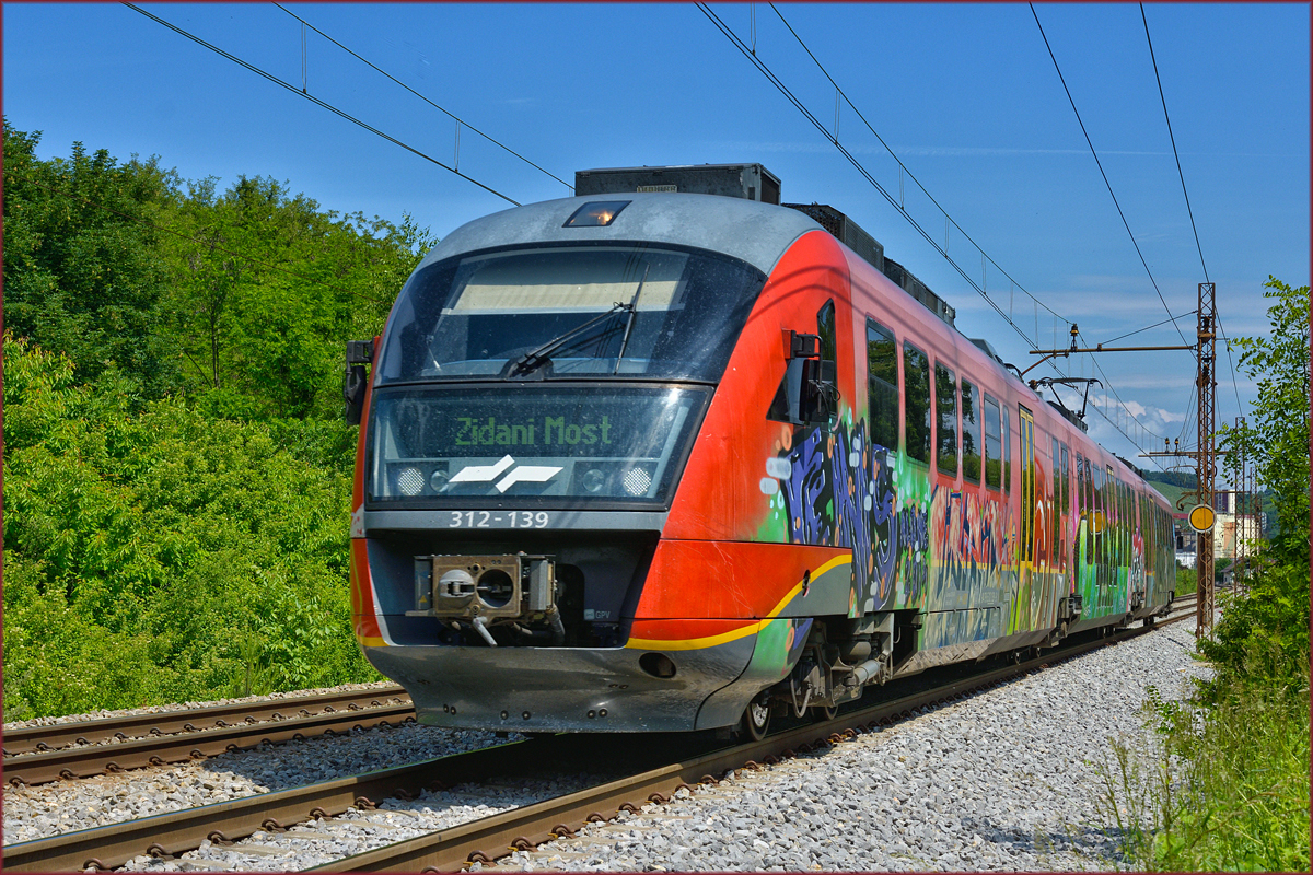 SŽ 312-139 fährt durch Maribor-Tabor Richtung Zidani Most. /18.5.2018