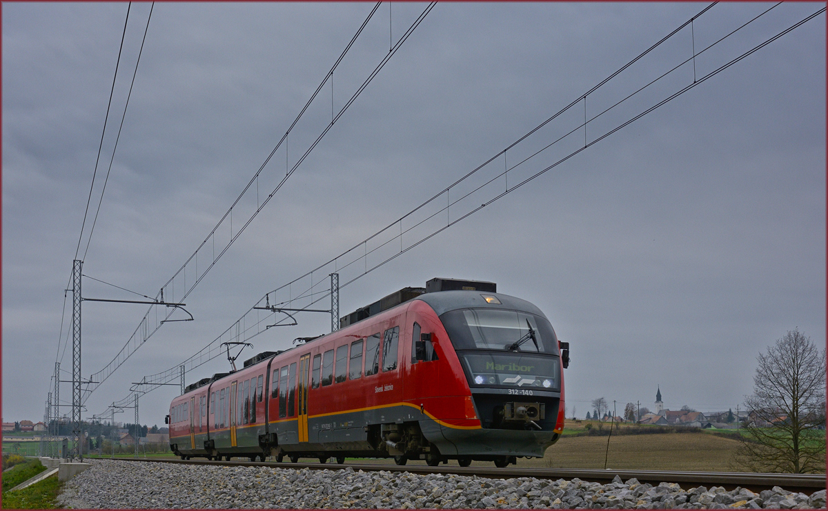 SŽ 312-140 fährt an Črešnjevec vorbei Richtung Maribor. /14.11.2018