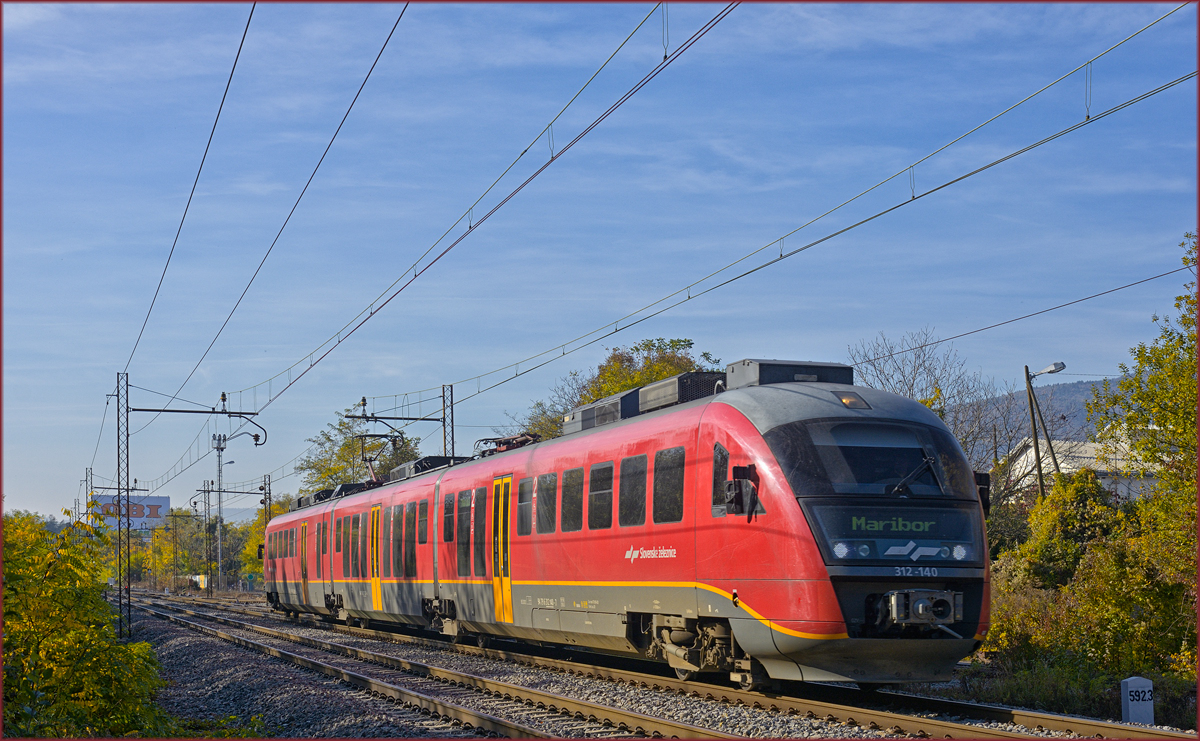 SŽ 312-140 fährt durch Maribor-Tabor Richtung Maribor HBF. /23.10.2019