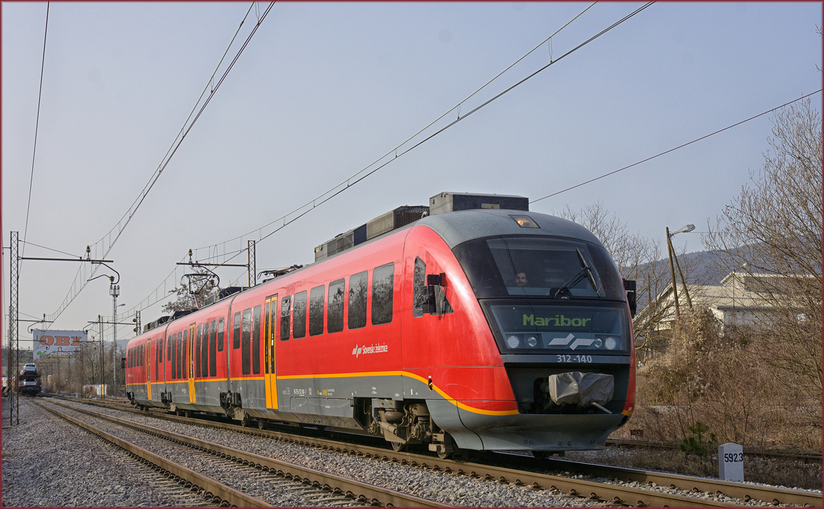 SŽ 312-140 fährt durch Maribor-Tabor Richtung Maribor HBF. /24.2.2021