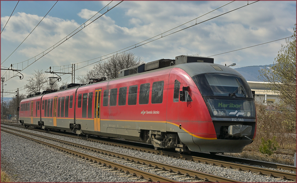SŽ 312-140 fährt durch Maribor-Tabor Richtung Maribor HBF. /10.3.2022