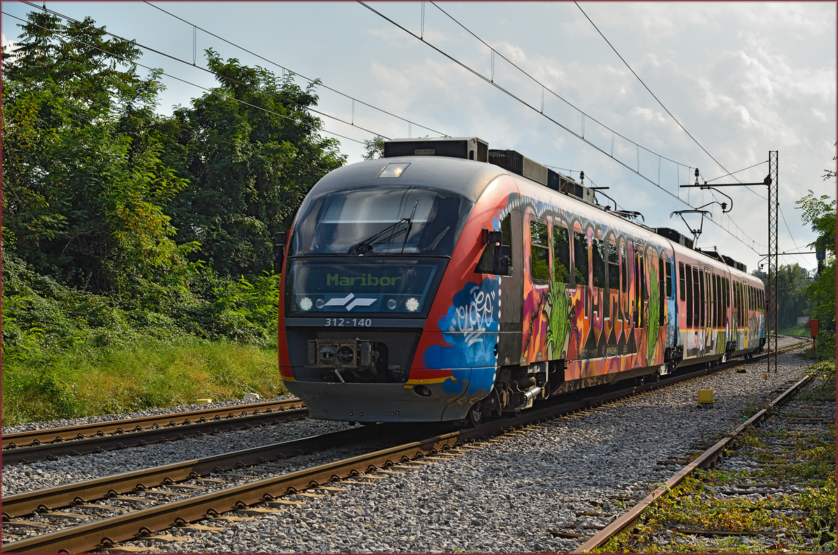SŽ 312-140 fährt durch Maribor-Tabor Richtung Maribor HBF. /22.9.2014