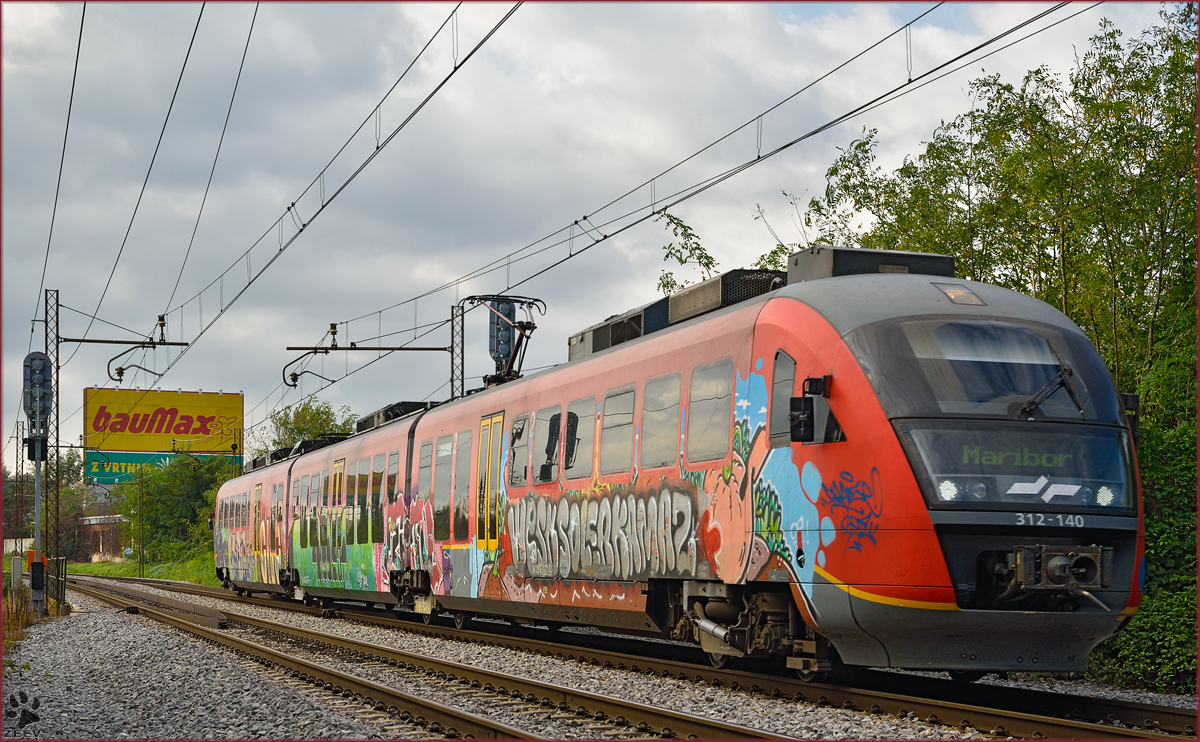 SŽ 312-140 fährt durch Maribor-Tabor Richtung Maribor HBF. /21.10.2014