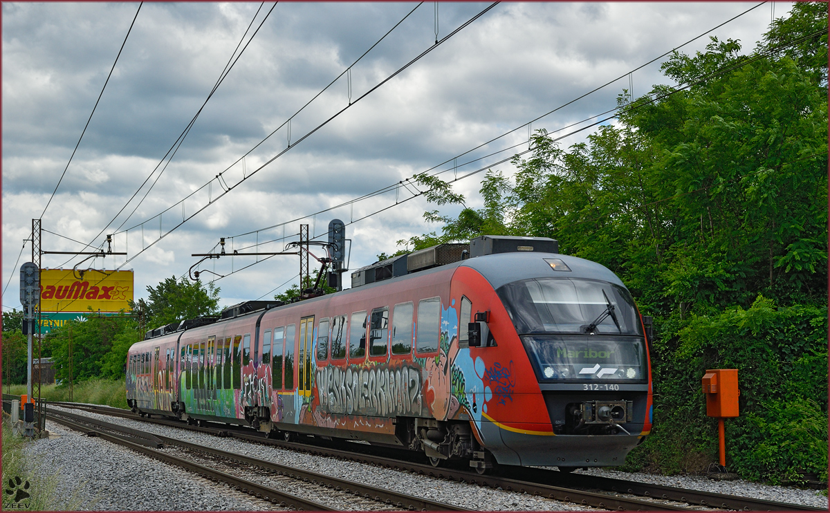 SŽ 312-140 fährt durch Maribor-Tabor Richtung Maribor HBF. /27.5.2015