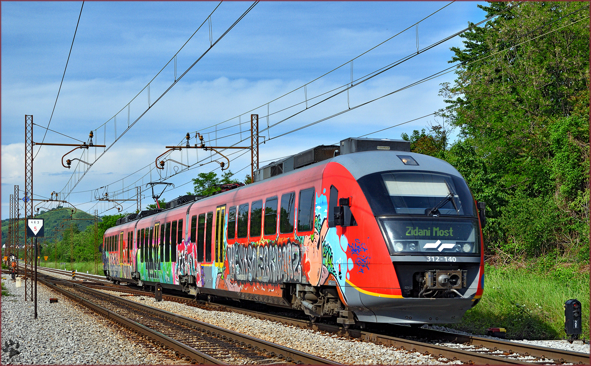SŽ 312-140 fährt durch Maribor-Tabor Richtung Zidani Most. /27.5.2016