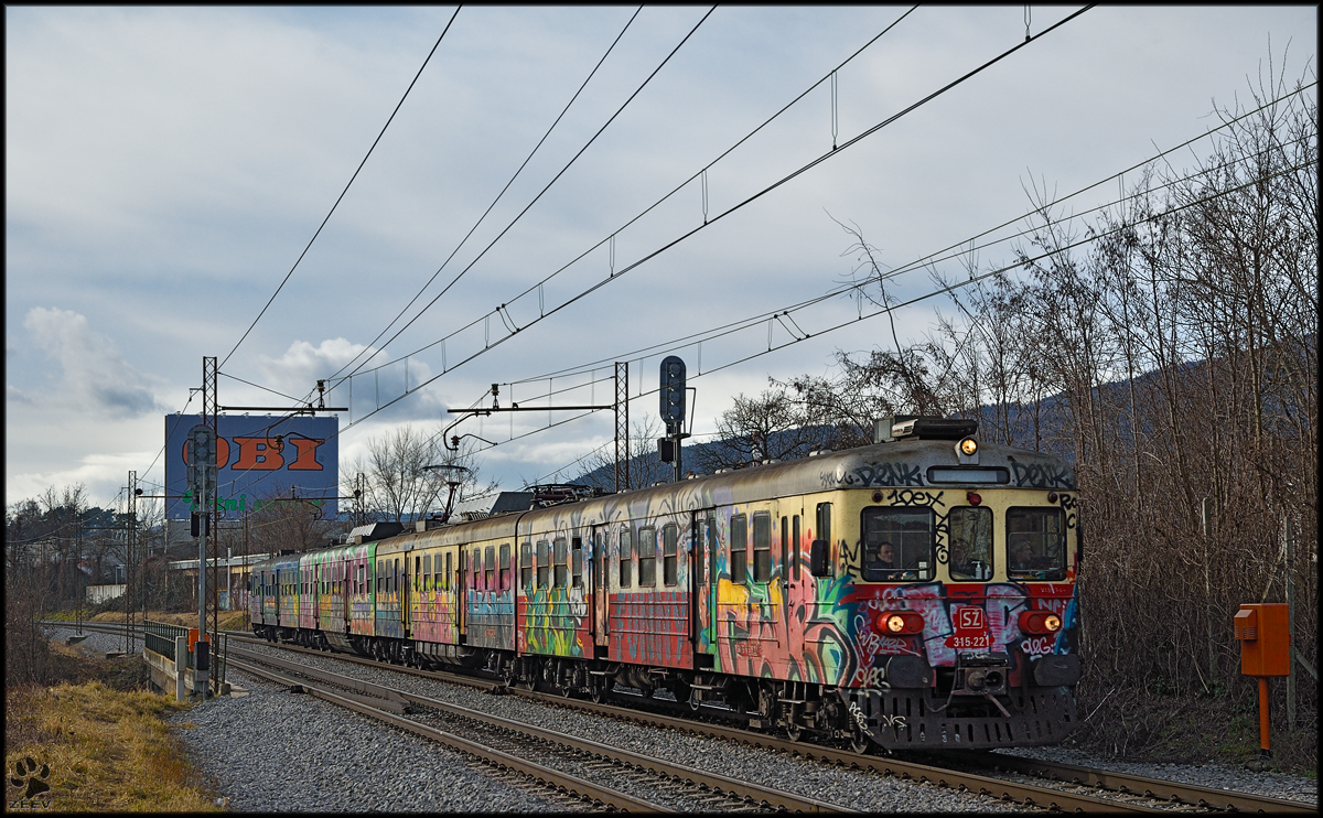 SŽ 315-221 fährt als Migrantenzug durch Maribor-Tabor Richtung Šentilj. /9.2.2016