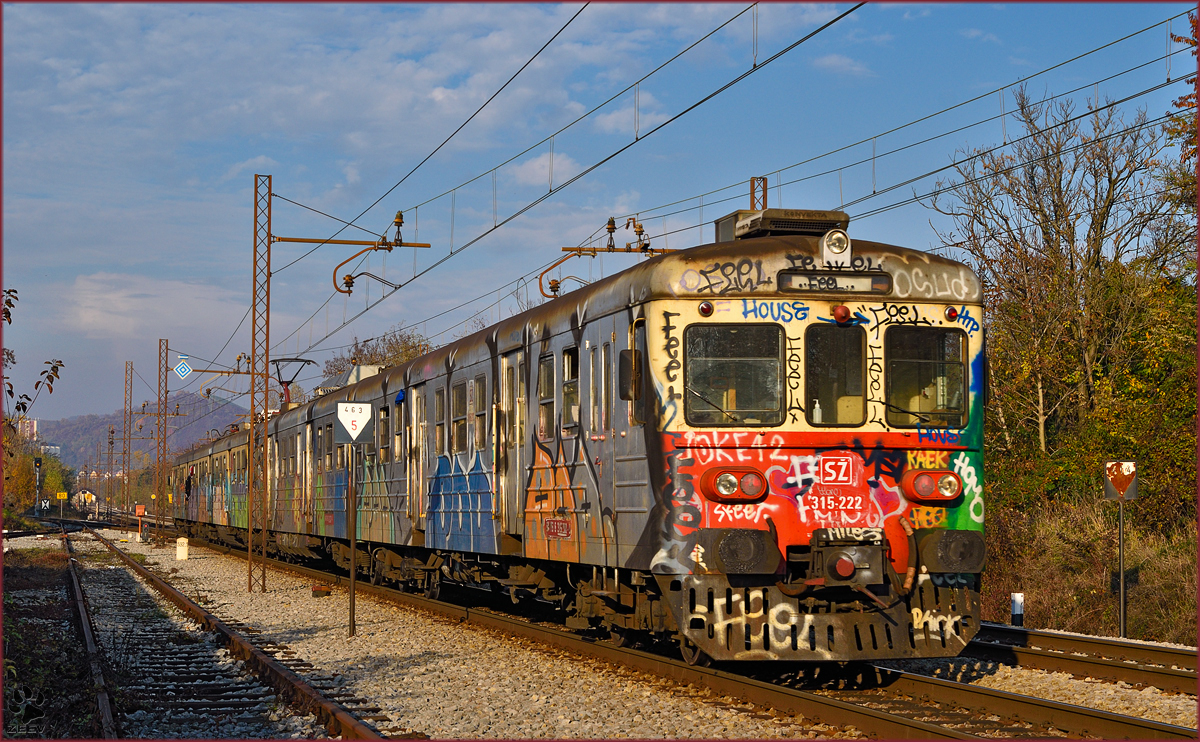 SŽ 315-222 fährt als Migrantenzug durch Maribor-Tabor Richtung Šentilj. /5.11.2015
