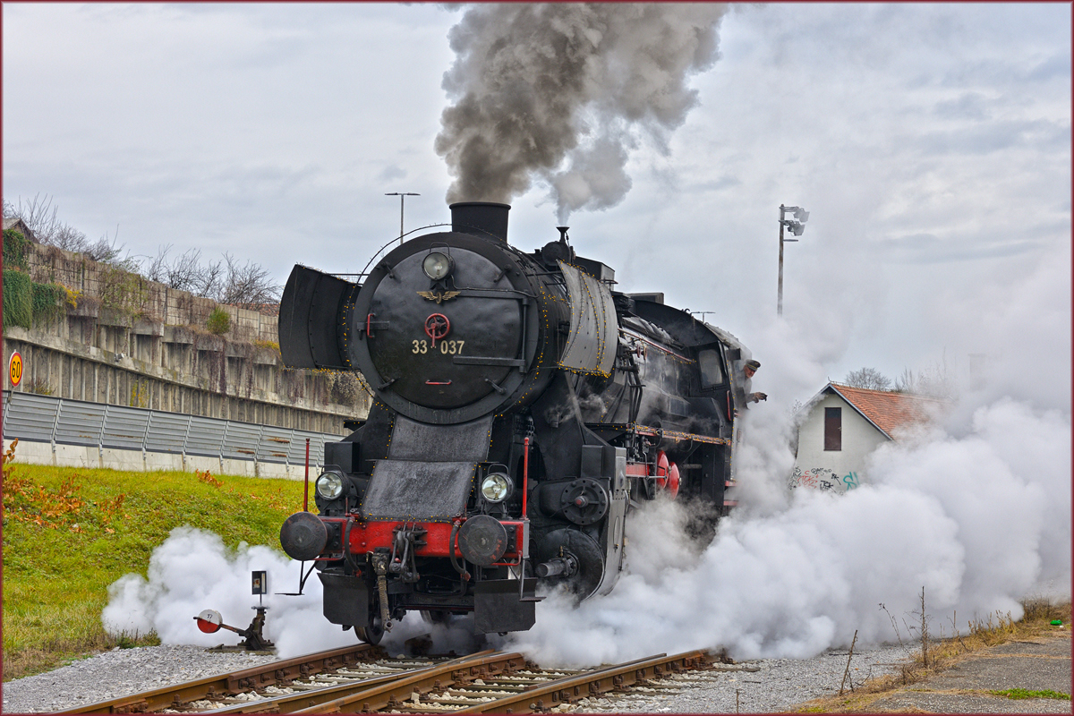 SŽ 33-037 in Maribor HBF. /6.12.2018