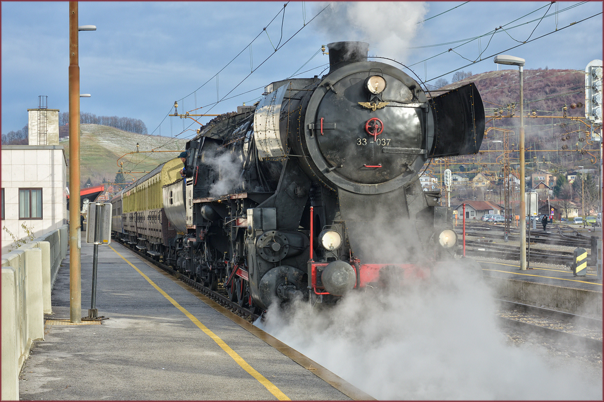 SŽ 33-037 mit Weihnachtzug auf Maribor HBF. /14.12.2017